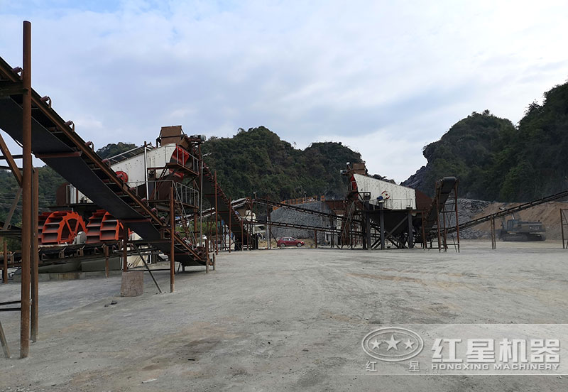 方案三配置現(xiàn)場：破碎機+制砂機+洗砂機，費用80萬以上